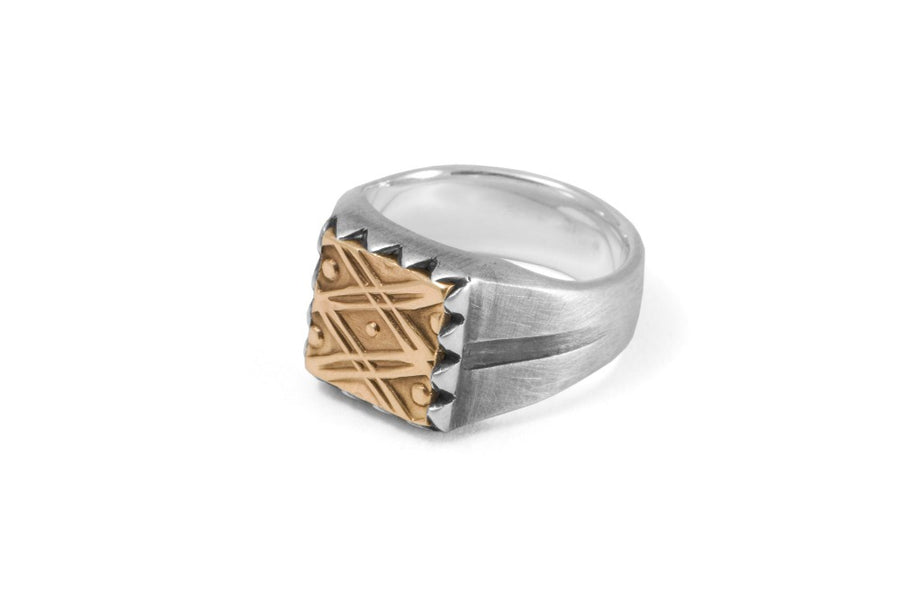 #035 - Signet Ring graphic pattern - GOLD